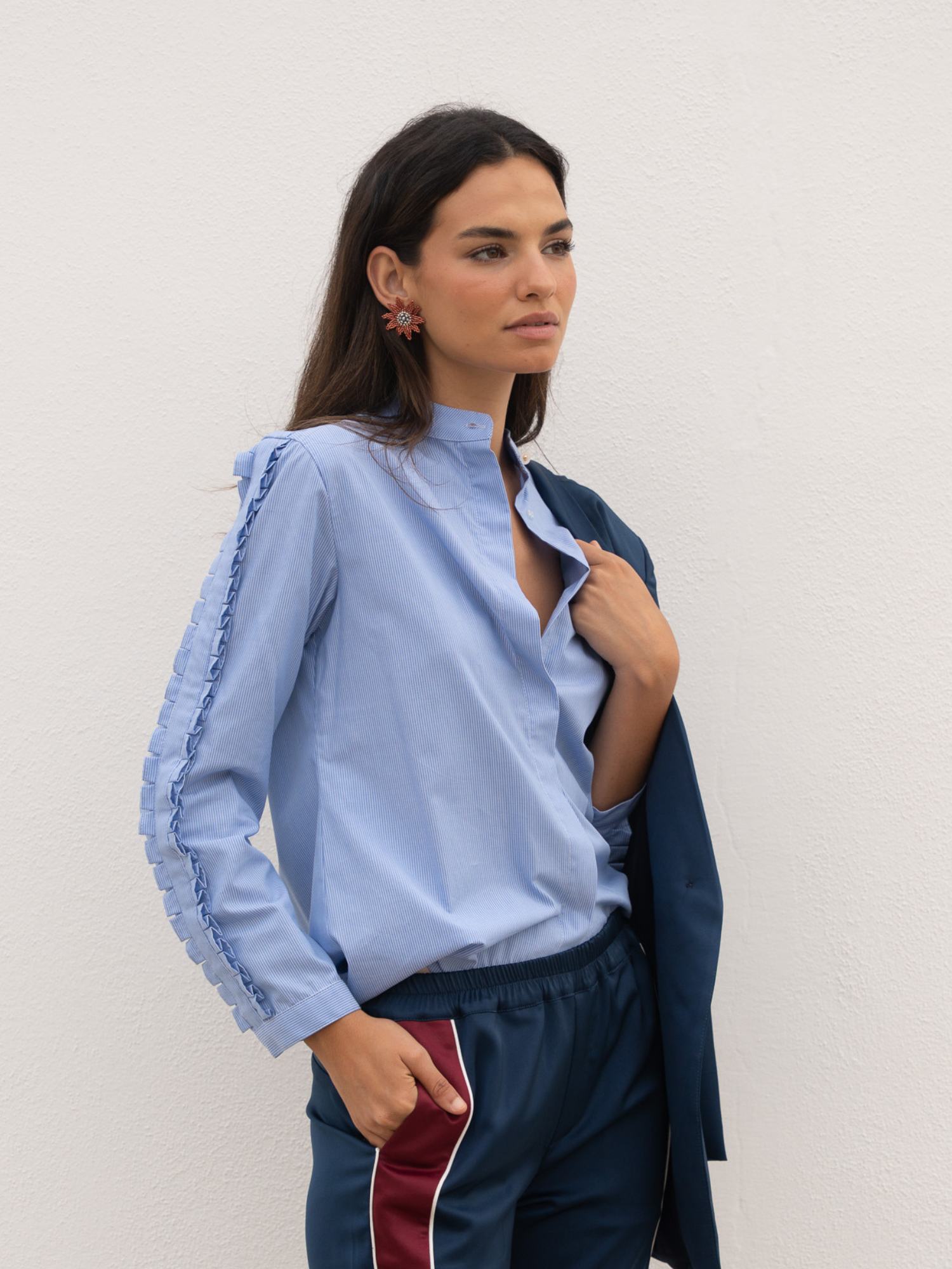 Camisa celeste con rayas finas y detalle de volantes laterales