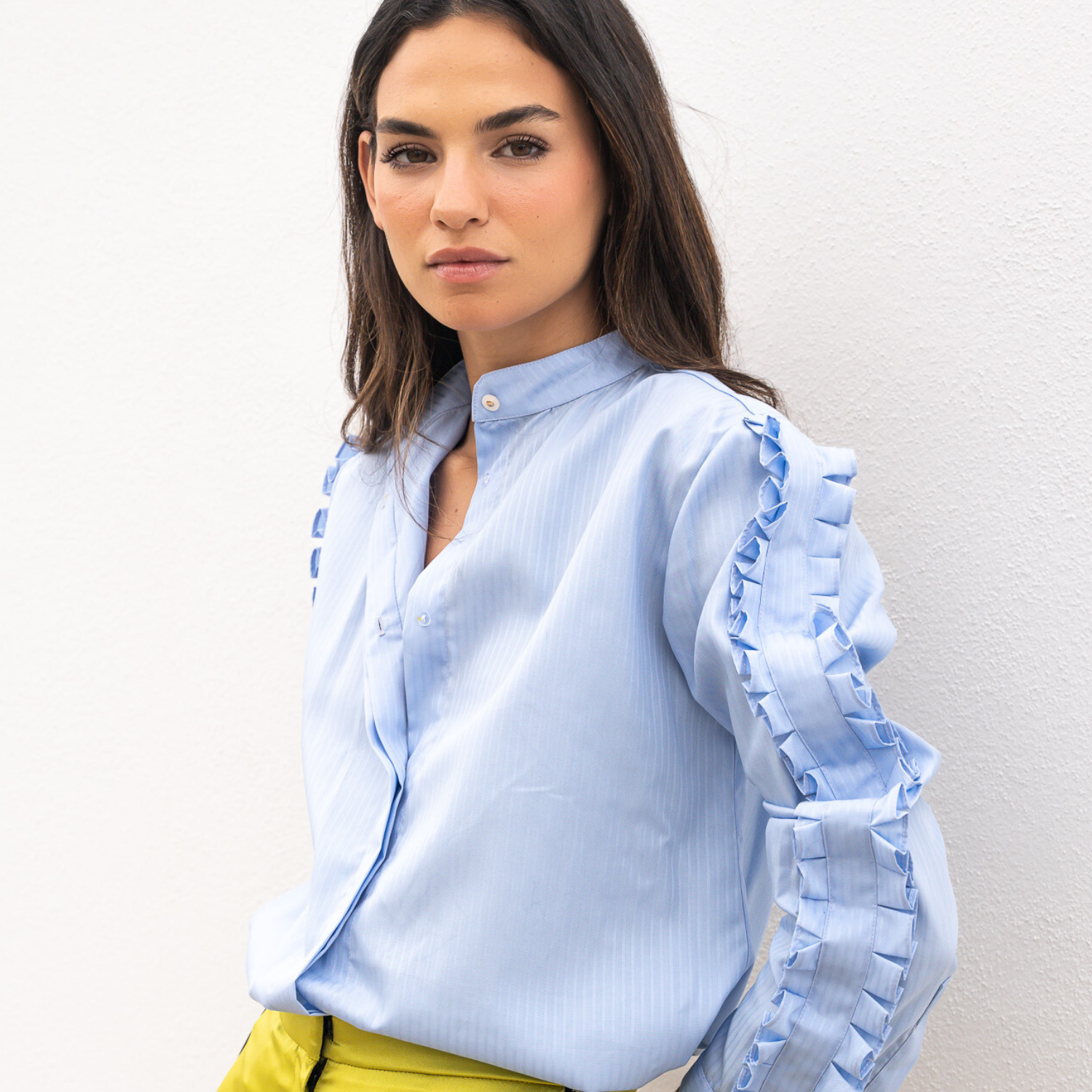 Camisa celeste con detalle