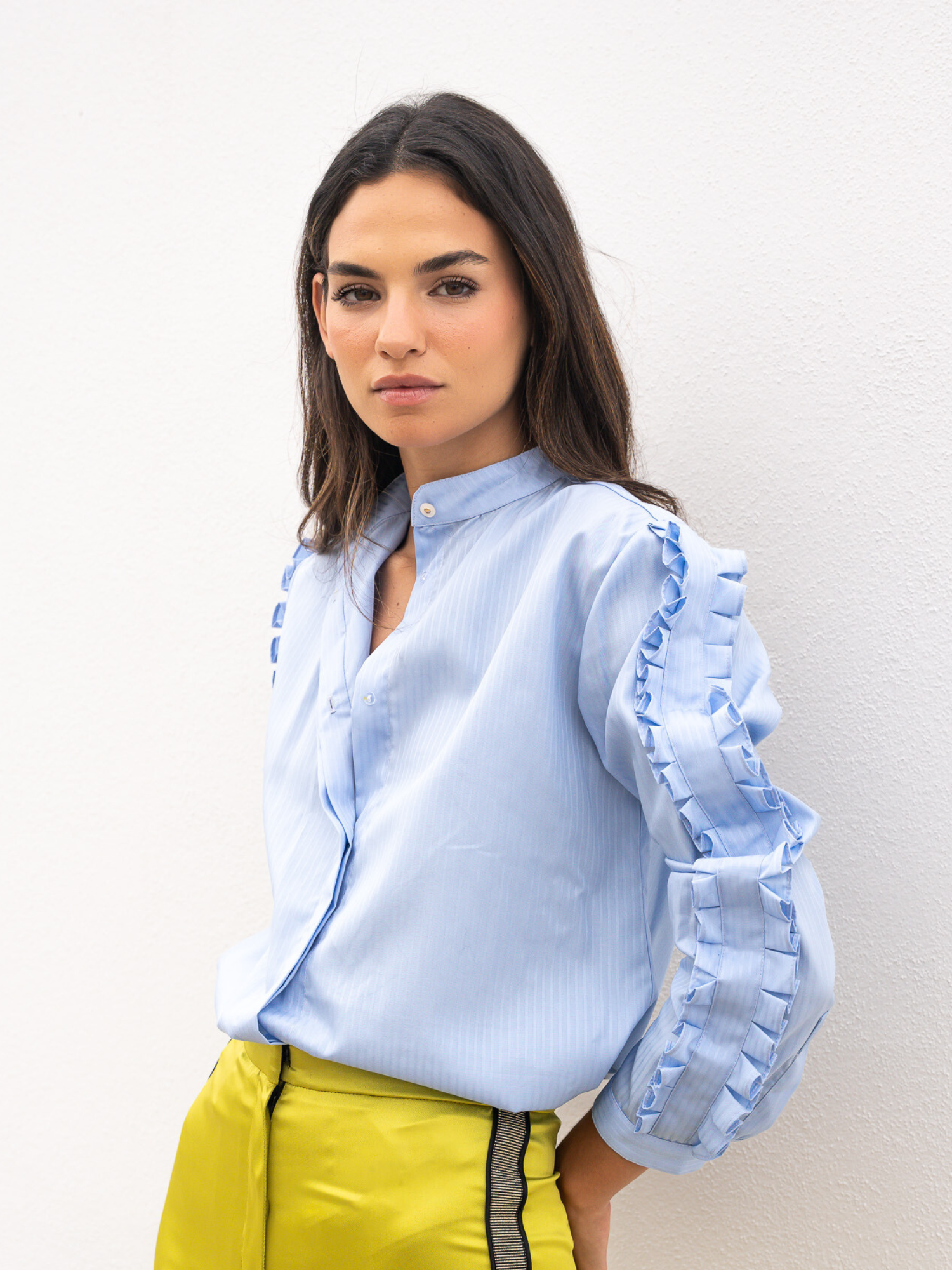 Camisa celeste con detalle