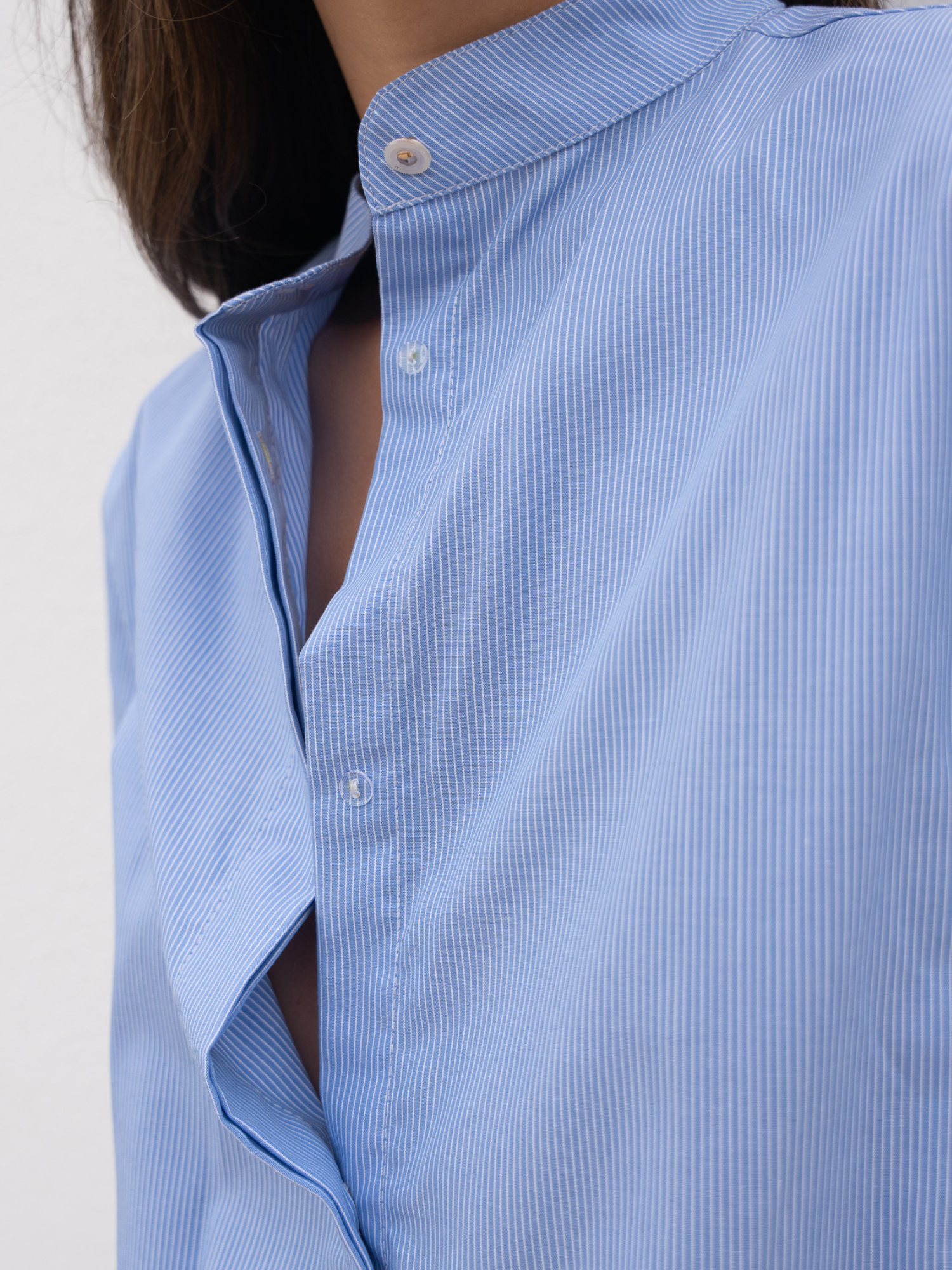 Camisa celeste con rayas finas y detalle de volantes laterales