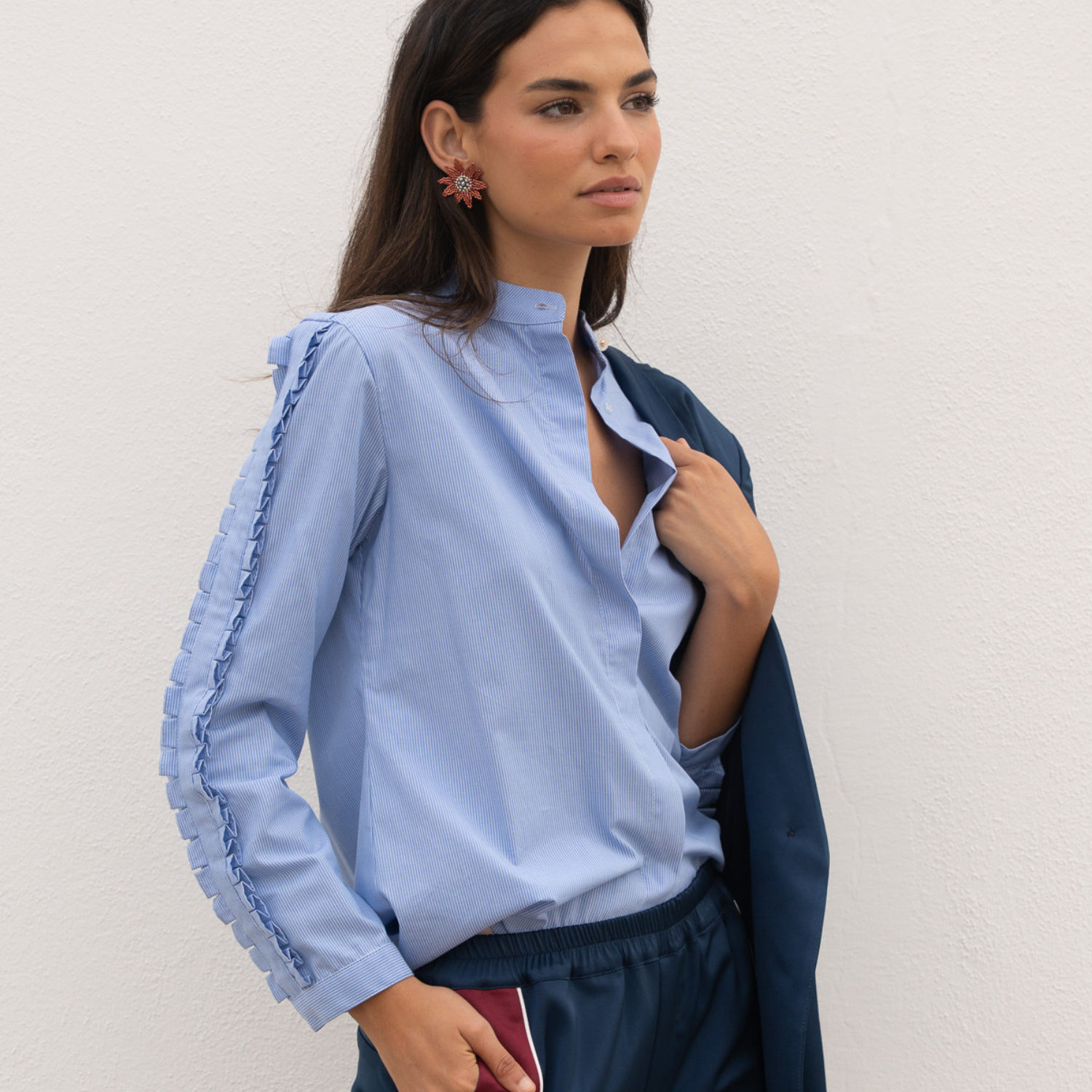 Camisa celeste con rayas finas y detalle de volantes laterales