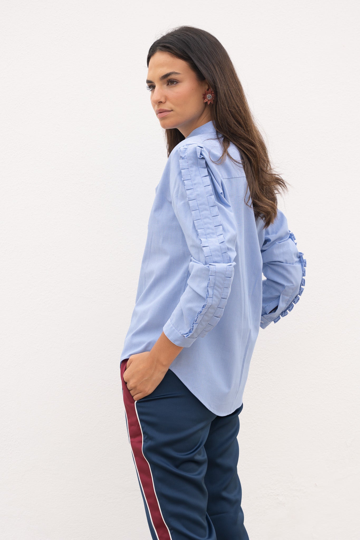 Camisa celeste con rayas finas y detalle de volantes laterales