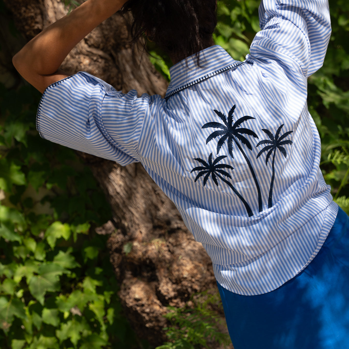 Camisa rayas palmeras bordadas