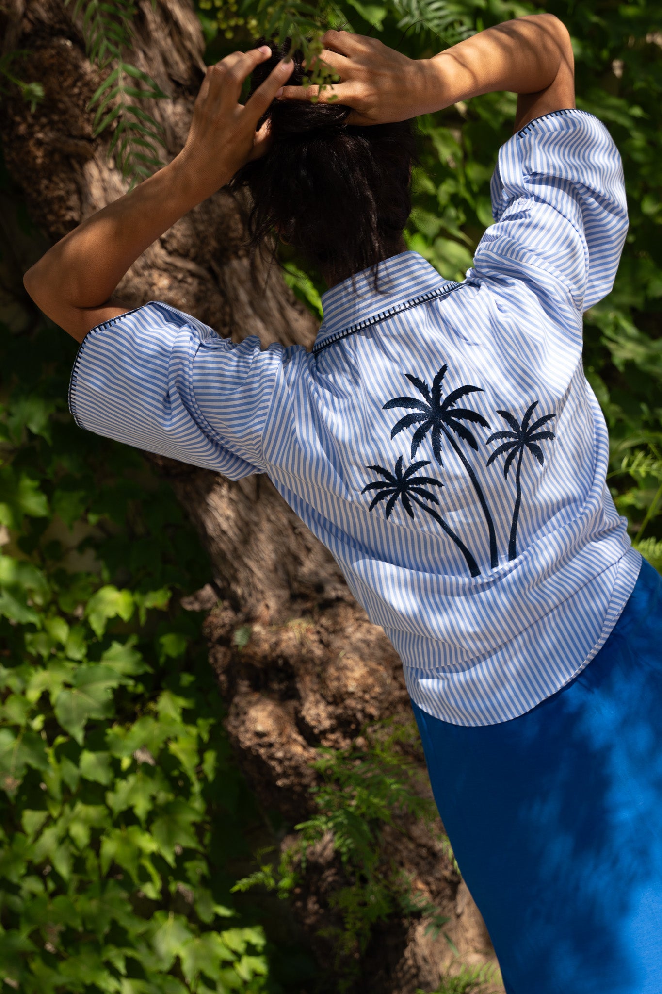 Camisa rayas palmeras bordadas