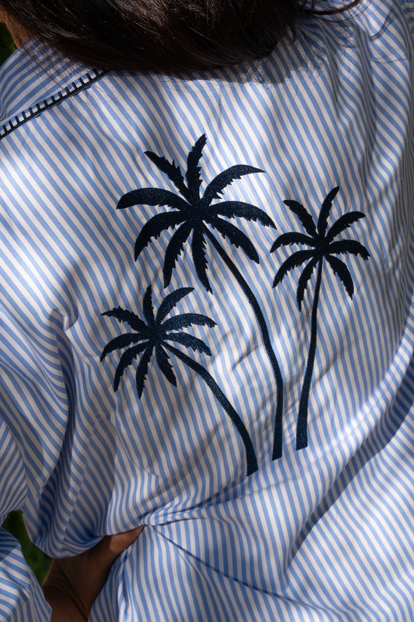 Camisa rayas palmeras bordadas