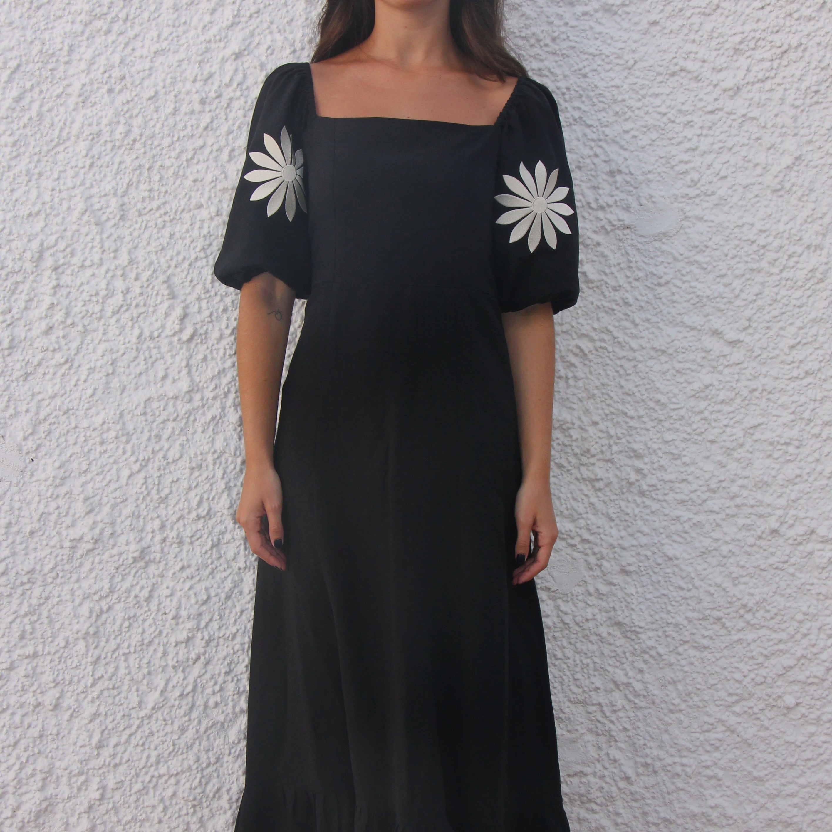 Vestido lino negro margaritas bordadas