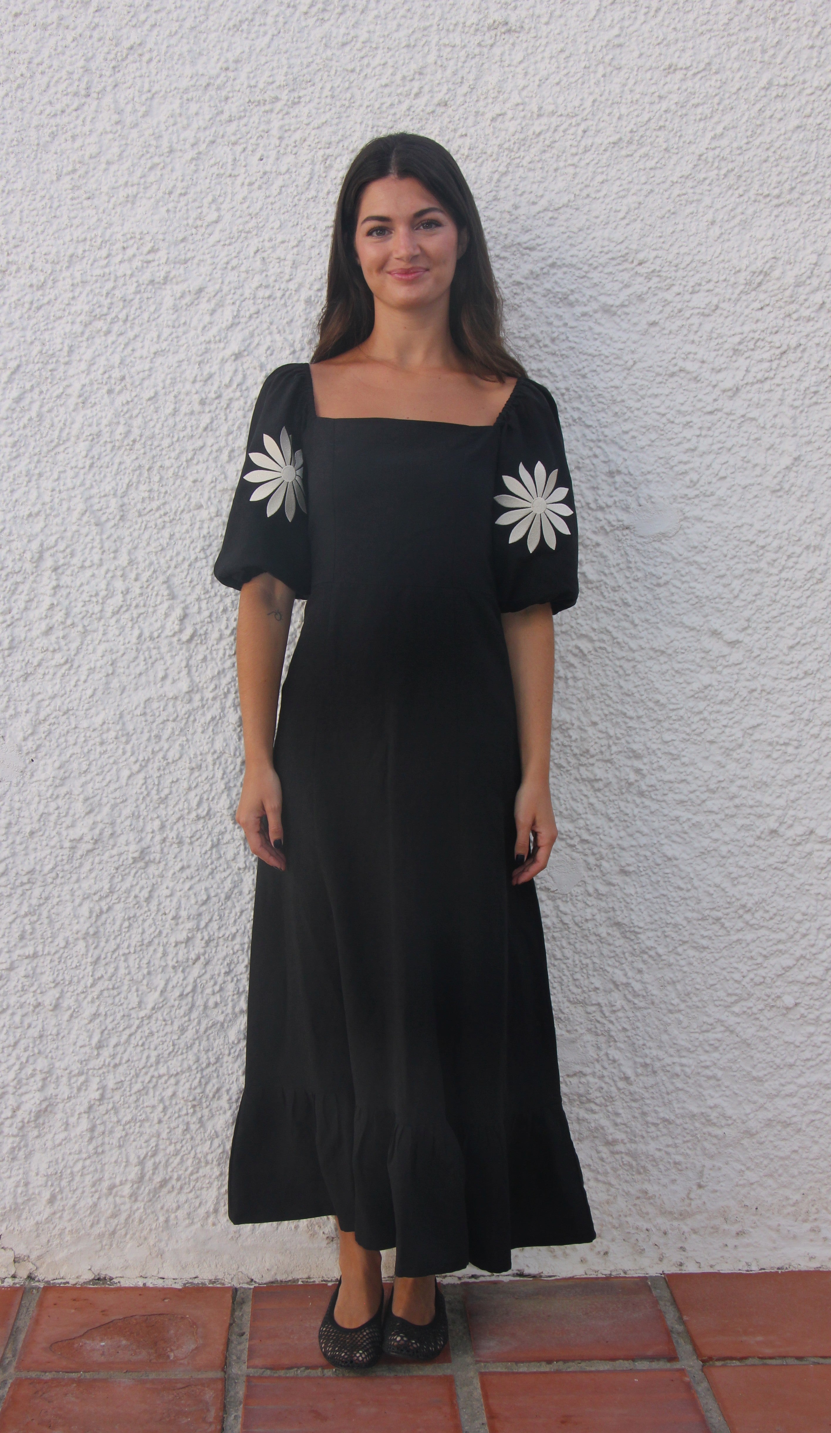 Vestido lino negro margaritas bordadas