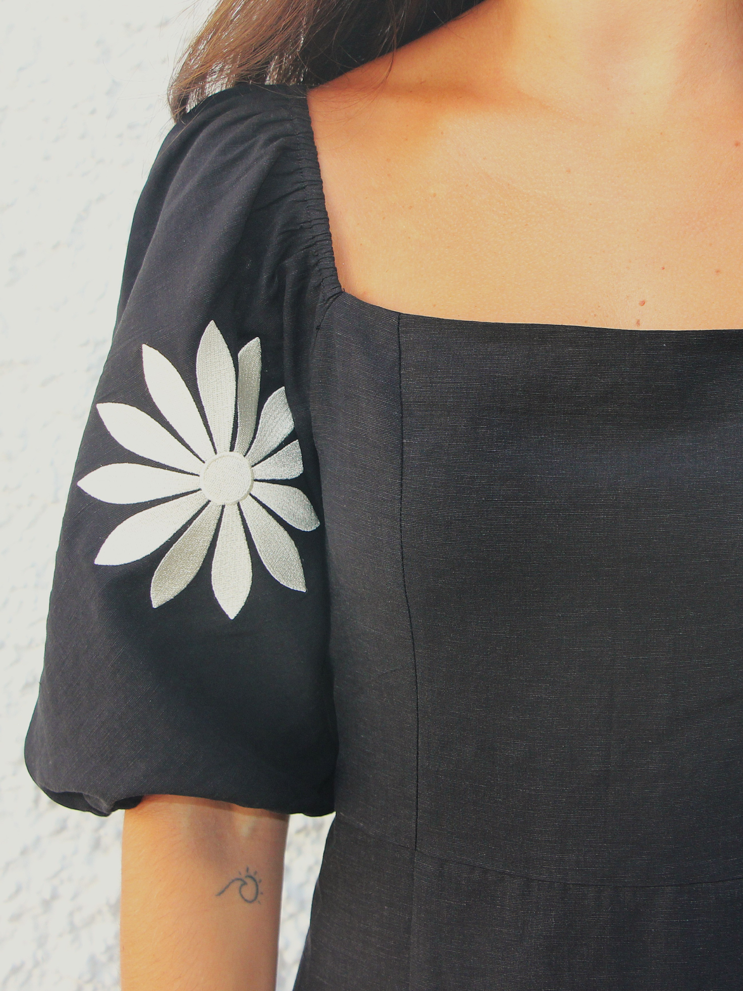 Vestido lino negro margaritas bordadas