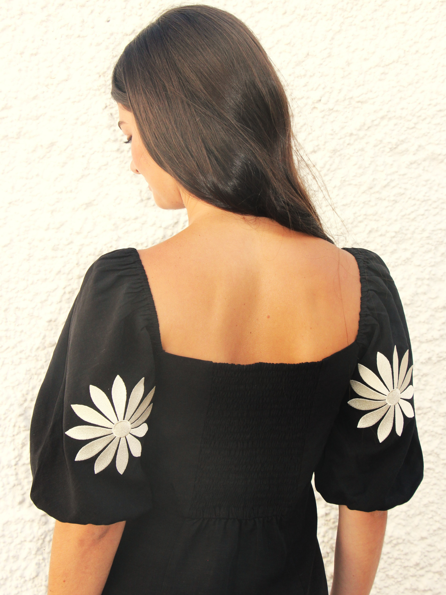Vestido lino negro margaritas bordadas