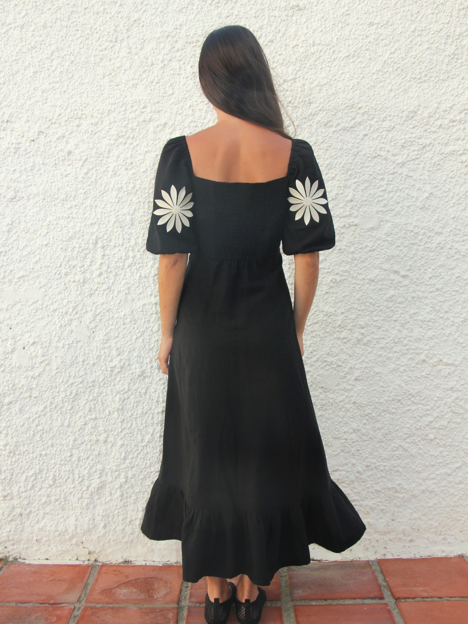 Vestido lino negro margaritas bordadas